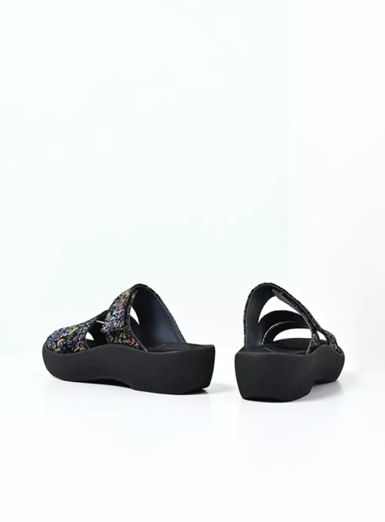 Wolky Slippers 03207 Aporia 47999 zwart/multi flower nubuck