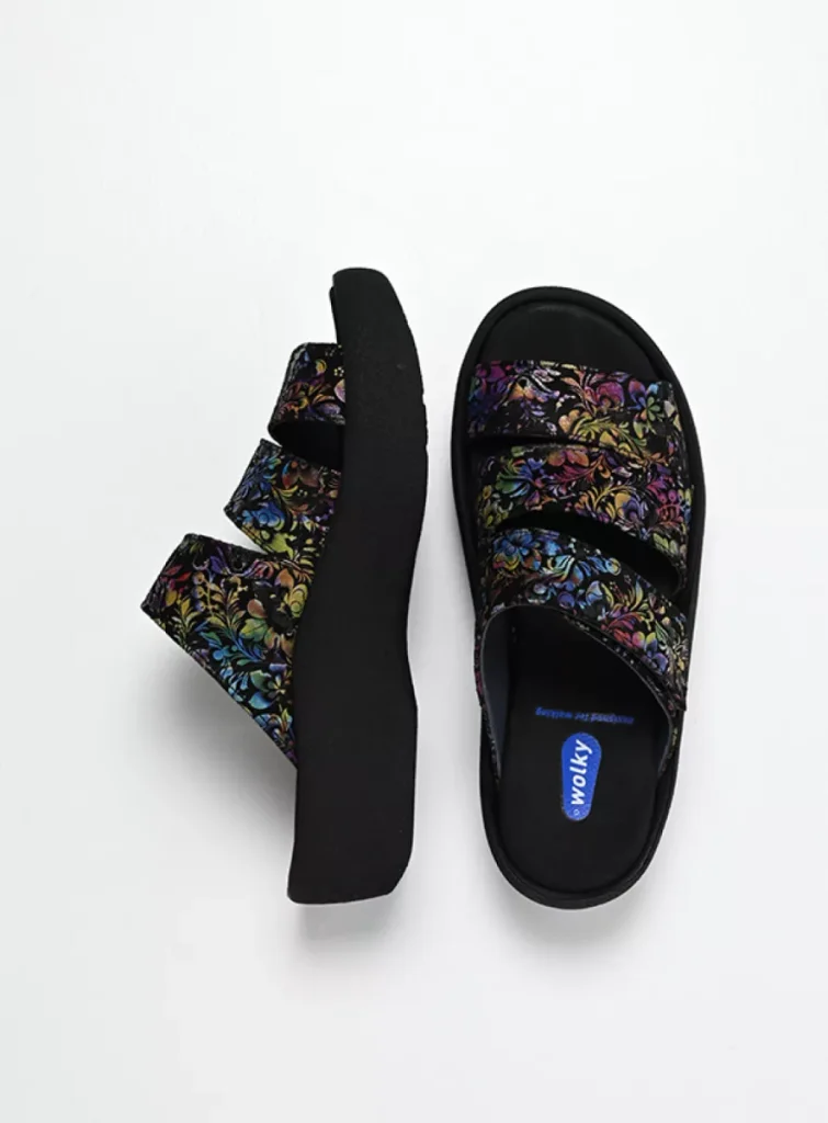 Wolky Slippers 03207 Aporia 47999 zwart/multi flower nubuck